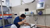 Một người đàn ông hôn mê sốc trong cái nắng 40 độ