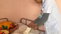 Bé trai bị máy xúc cán dập nát cẳng chân