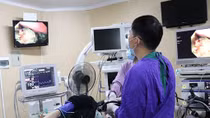 Ăn hồng ngâm khi đang uống thuốc Đông y, cụ ông nhập viện 
