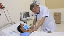 Tài xế đang chở học sinh bị nhồi máu cơ tim bất tỉnh
