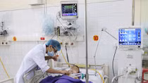 Cứu sống bé trai 4 tuổi bị đứt phế quản do cây gỗ lớn đè vào người