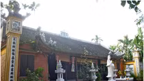 Tìm người thân bé trai 2 tuổi bị bỏ rơi trước cổng chùa 