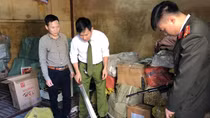 Thu số lượng lớn công cụ hỗ trợ và vũ khí thô sơ tại chợ TOGI Móng Cái