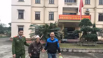 Công an đưa cụ bà bị lạc về với gia đình