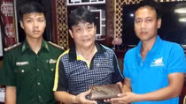 Trả lại ví tiền cho khách du lịch bỏ quên trên tàu