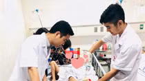 Nối 2 ngón chân bị tấm ốp trang trí ống xả xe máy cắt đứt