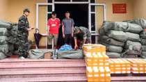 Dùng đò sắt và ô tô "mang" gần 1,8 tấn thực phẩm lậu về Việt Nam tiêu thụ
