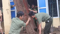 Giúp dân gượng dậy sau lũ