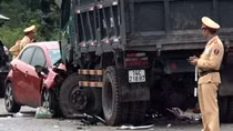  2 xe ô tô “đấu đầu”, 3 người bị thương 