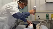 Cô gái bị mù mắt vì tiêm filler nâng mũi 