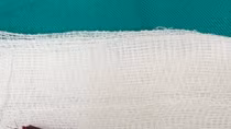 Bị bạn cầm que xiên thịt đâm trúng tủy sống