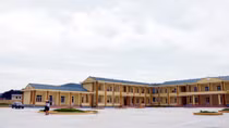 Nghịch bình xịt hơi cay, bé trai khiến 9 bạn học nhập viện