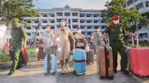 “Chống dịch như chống giặc” qua những bức ảnh lay động lòng người