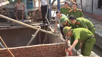 Bắt quả tang 6 tàu khai thác cát trái phép trên sông Đuống