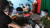 Làm tấm chắn giọt bắn tặng CBCS chống dịch