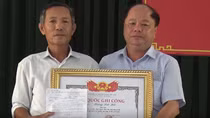 Trao bằng Tổ quốc ghi công cho gia đình nam sinh cứu sống 3 mẹ con đuối nước