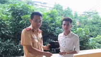 CSGT Bắc Ninh nhặt được ví tiền của người dân làm rơi