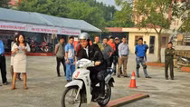 Thi điều khiển mô tô thăng bằng trên ván hẹp để tuyên truyền ATGT