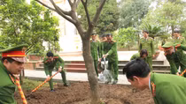 Ra quân Tháng Thanh niên và giúp đỡ các cháu học sinh đến trường
