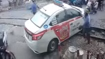 Tước giấy phép lái xe của tài xế suýt bị tàu hỏa đâm