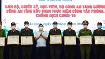 Khen thưởng các cán bộ Công an tăng cường chống dịch 
