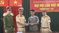 CSGT nhặt được ví tiền tìm trả người đánh rơi