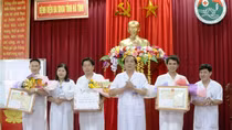 Trao bằng khen cho 3 bác sĩ hiến máu cứu sống sản phụ 