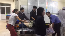 Xe khách lật do nổ lốp, 8 người trên xe bị thương nặng