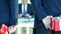 Nghiêm cấm biếu, tặng quà Tết cho lãnh đạo các cấp dưới mọi hình thức