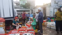 Kiểm điểm trách nhiệm các cán bộ để xảy ra tình trạng “bảo kê” tại chợ Long Biên