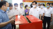 Chủ tịch Quốc hội Vương Đình Huệ kiểm tra công tác bầu cử tại Tuyên Quang
