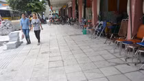 Một số nơi ở Hà Nội đang lát đá nhầm vỉa hè