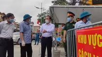 Hà Nội: Người dân 2 thôn bị phong toả vẫn vô tư đi lại