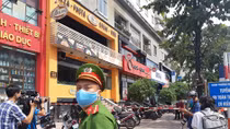 Bốn nhân viên nhà hàng hút thuốc lào chung với BN 447