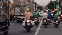 Trung úy CSGT mở đường để sản phụ kịp thời đến bệnh viện
