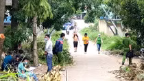 Một người đàn ông nghi tự thiêu dưới gốc cây