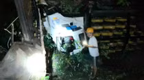 Xe tải rơi xuống cầu, 3 người bị thương