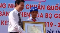 Cậu bé "nhặt rác thông miệng cống" được Bộ trưởng Bộ GD&ĐT tặng Bằng khen