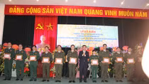 Nhiều sỹ quan QĐND và CAND được trao tặng Kỷ niệm chương "Vì sự nghiệp giáo dục"