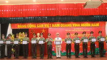 Trao bằng tốt nghiệp cho các học viên ngành Xây dựng Đảng và Chính quyền Nhà nước 