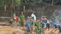 Công an Sơn La "lội bùn" giúp các thầy cô khắc phục hậu quả sau mưa lũ