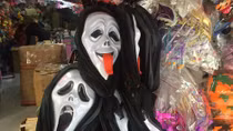 Nhộn nhịp bán đồ chơi Lễ hội Halloween