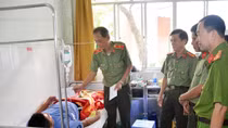 Hai cán bộ Công an bị đối tượng vi phạm giao thông dùng dao đâm bị thương