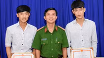 Khen thưởng 2 học sinh dũng cảm bắt giữ kẻ sát nhân