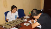 Bắt quả tang 1 sơn nữ vận chuyển 10 bánh heroin