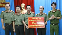 Bộ Công an trao tiền hỗ trợ thiệt hại mưa lũ cho tỉnh Quảng Ngãi