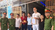 Khen thưởng 2 người nước ngoài dũng cảm cứu người trong đám cháy