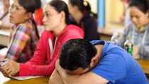 (Cám cảnh): Sau Hà Nội, dân Sài Gòn đổ xô đi đổi giấy phép lái xe PET
