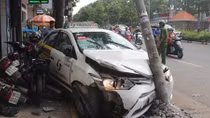 Ngủ gật, tài xế taxi lùa 6 xe máy trước khi tông gãy trụ điện