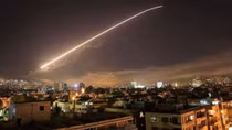 Căn cứ không quân Syria lại bị dội tên lửa